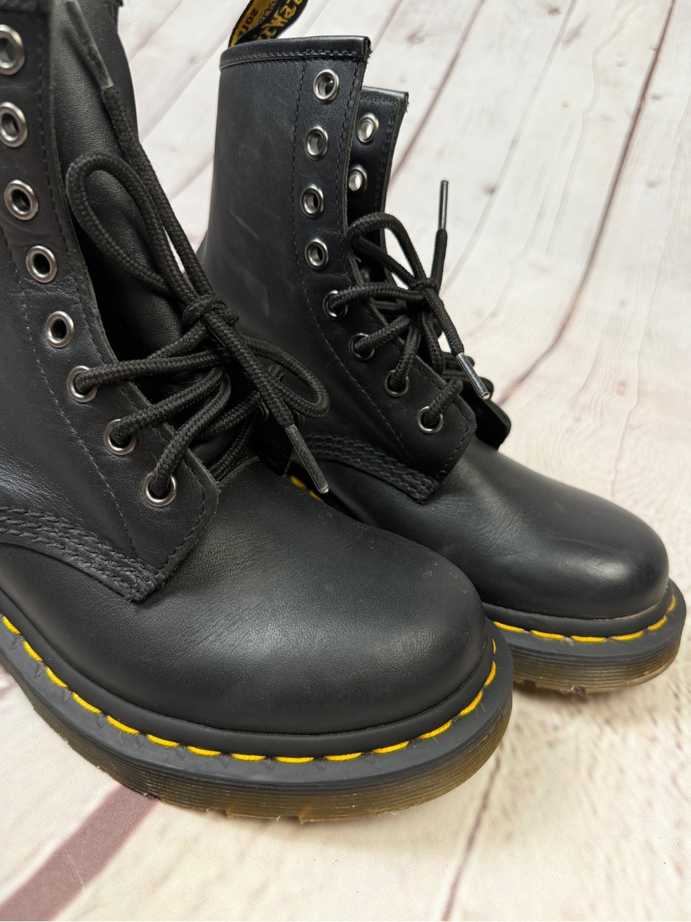 DR. MARTENS 11821 Air Wair black leather combat boots with yellow stitching sz 6 - Picture 4 of 12